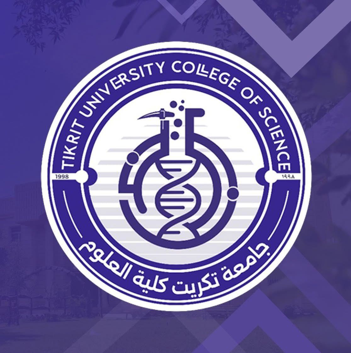 يرمز شعار كلية العلوم جامعة تكريت الى النواة الذرية التى تدل على تخصصات الاقسام العلمية فى الكلية كلاً من قسم علوم الحياة، علوم الكيمياء، علوم الفيزياء وعلوم الارض التطبيقية، كما يشير الى السنه التي تأسست فيها الكلية بالاضافة الى الحروف الاولى لمختصر اسم الكلية.